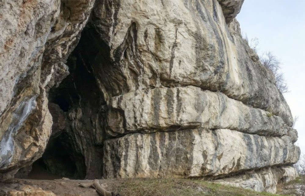 Pes-kő barlang